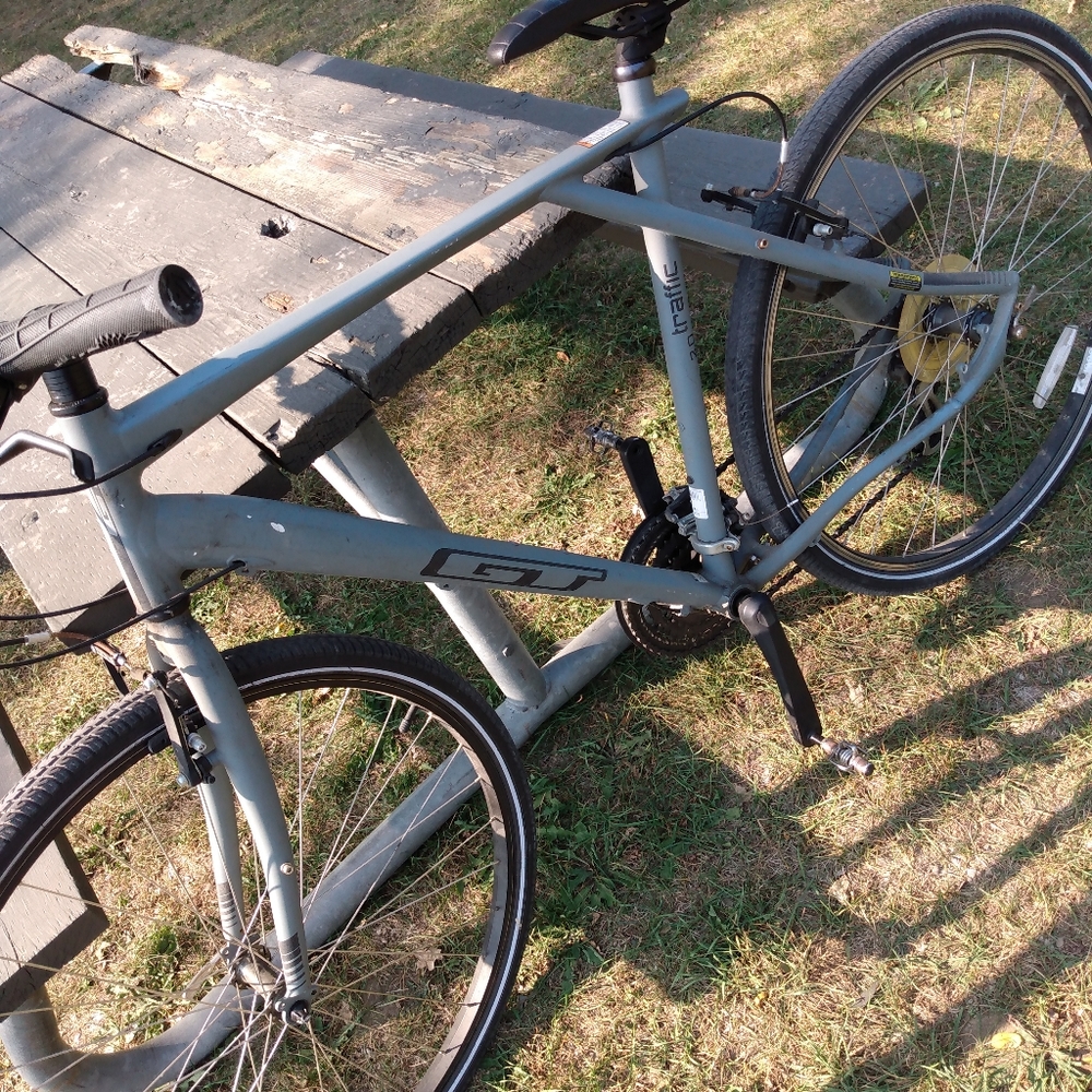 Men's XL GT Traffic 2.0se commuter/hybrid bicycle